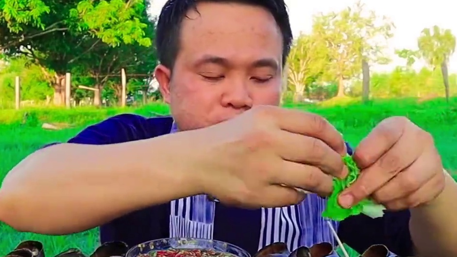 泰式️剁椒酱汁本土爆汁大黑螺 #泰国生活 #不敢想象这一口多好吃 #泰国主播吃美食视频 #泰国特色美