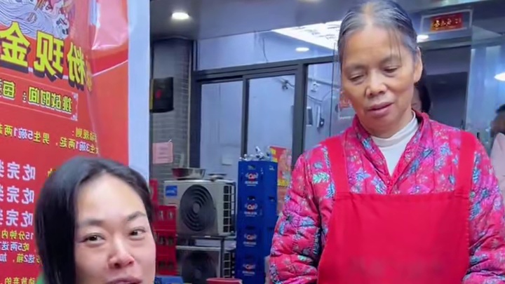 深圳美女母女都是阿姨的粉丝~挑战成功血赚5箱螺蛳粉~#螺蛳粉