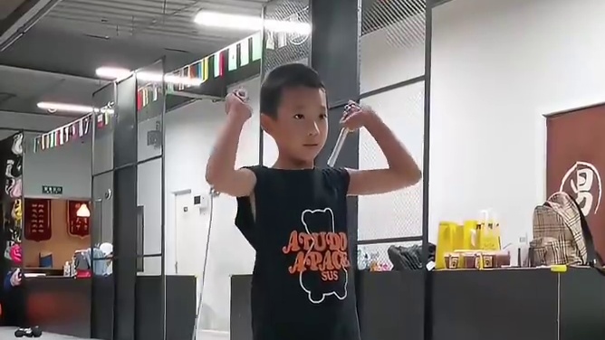 团子：老铁 六六六！！！
教练：再加10个跳绳
#少儿搏击散打 #日常训练 #运动 #台上一分钟台下