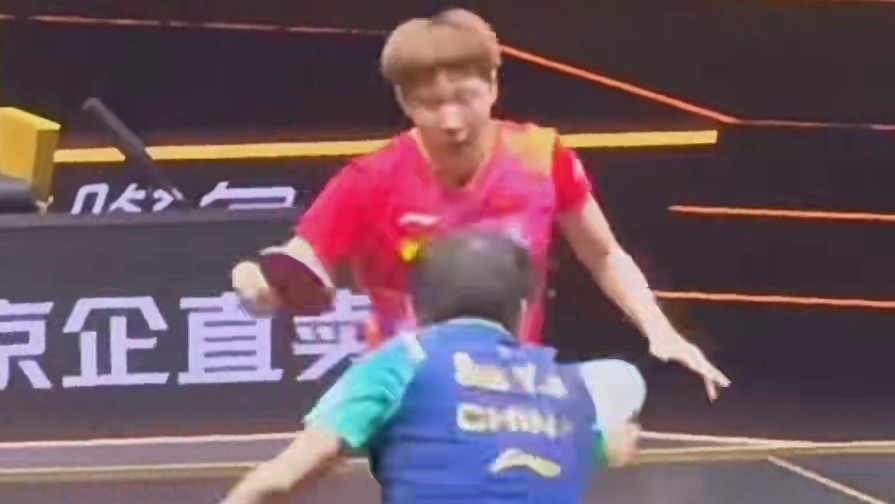 莎宝的汗水在沙发上印出了“china”字样，比赛中明显不舒服，最后扛着奖杯走下场的，太不容易了。 #