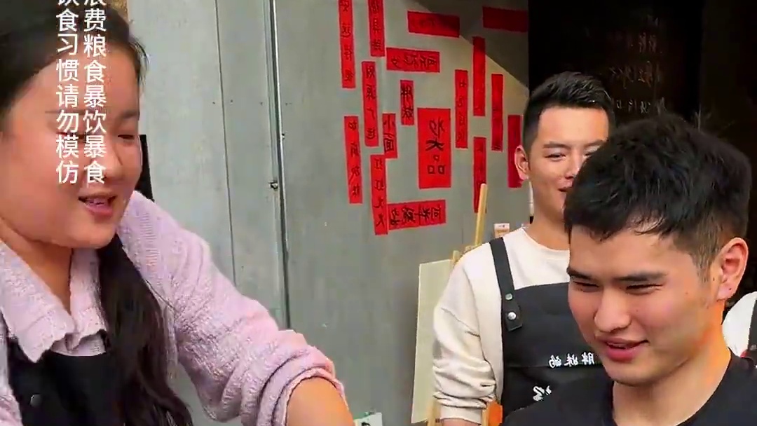 3个大帅哥同时挑战两斤小面，R哥实力太强了居然还加了半斤抄手！#这一碗好过瘾 #挑战 #调料#妈呀太