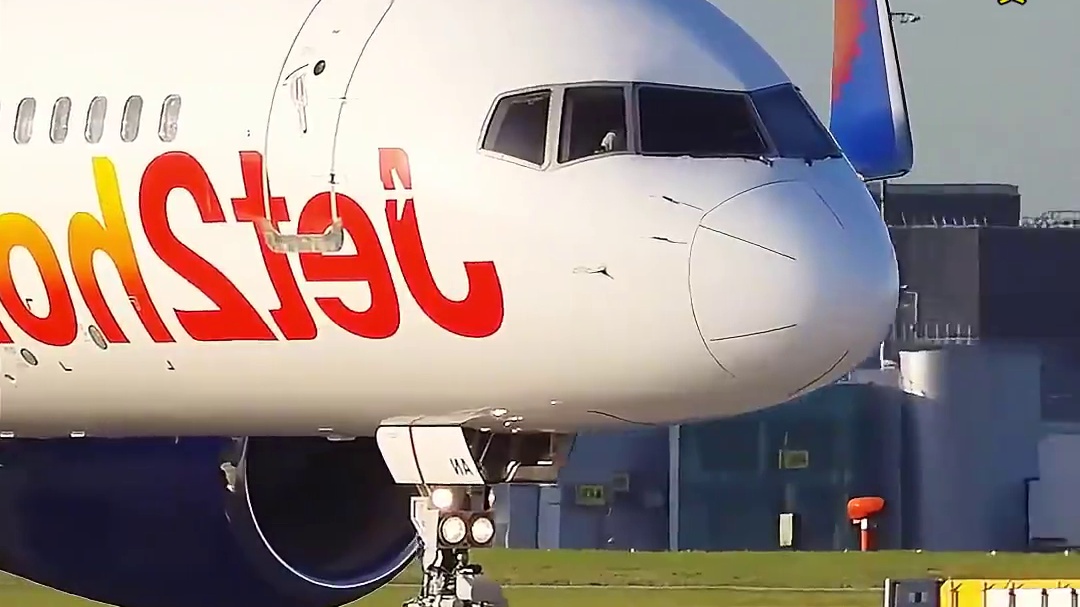 模拟器：飞机快速滑行，带起一片片雪花#飞机