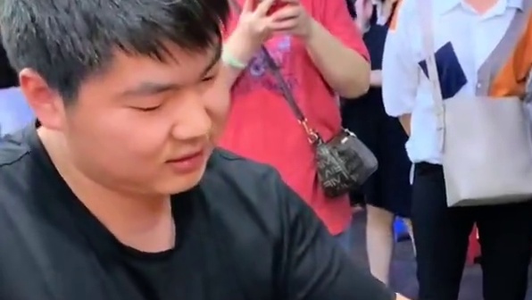 四川帅哥挑战10碗爆辣螺蛳粉~完全不怕辣~#螺蛳粉