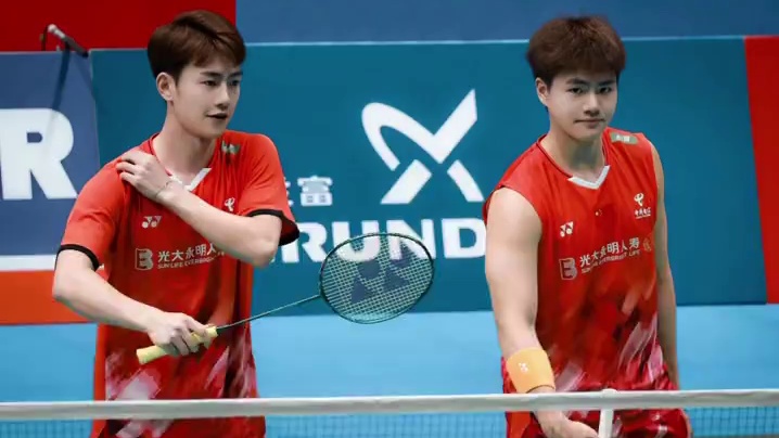 朝同一个方向望去
世界庞大而喧嚣，我们只望向羽毛球
燃烧的是热血的青春与力量，分享一些今日赛场碎片梁