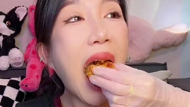 广莲申来啦~冰激凌蛋糕吃到后面都化啦 下次要先吃蛋糕#谁懂这一口的好吃程度 #广莲申 #下午茶甜品 