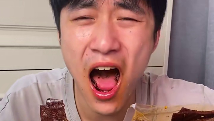 无辣不欢的宝子千万不要错过了！这个湖南的爆辣黑金大千张真的巨辣巨上头！#无辣不欢 #零食推荐 #辣条