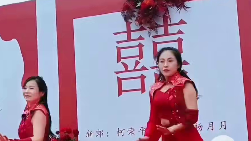 两匹红色战马又踏进了竹溪龙坝的婚礼现场 