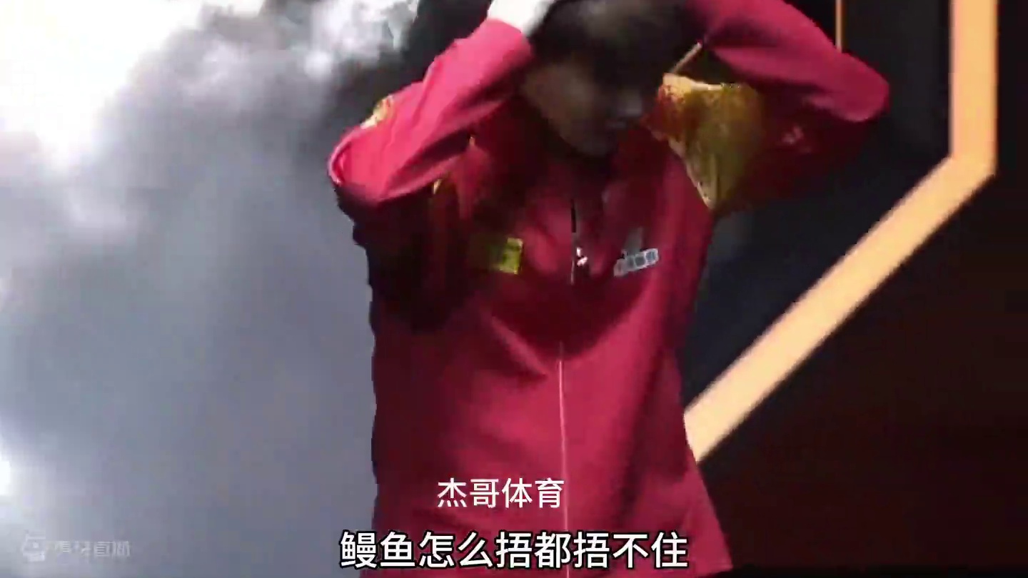 北京大满贯国乒笑料来袭，孙颖莎王曼昱海产姐妹变海胆姐妹，林诗栋被拿着奖杯的孙颖莎吓得连连后退。#国乒