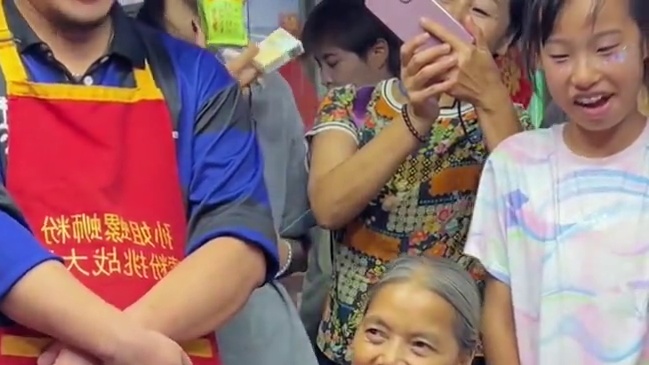 大家来体验河南美女沉浸式嗦粉~#螺蛳粉