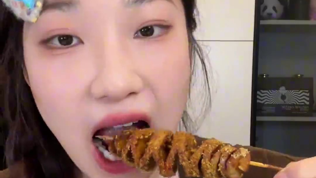 夜宵美食来咯，深夜是谁又幸福了！ #鸡爪 #面筋 #辣片 #妈呀太香了 #零食分享