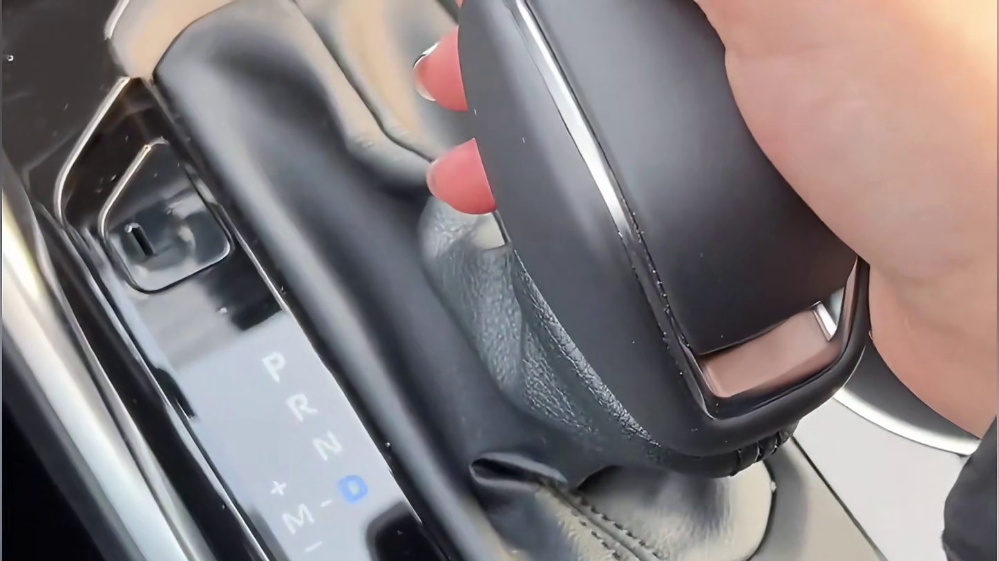 丸辣，自动挡下长坡千万不要挂D挡#每天一个用车知识 #自动挡车怎么开