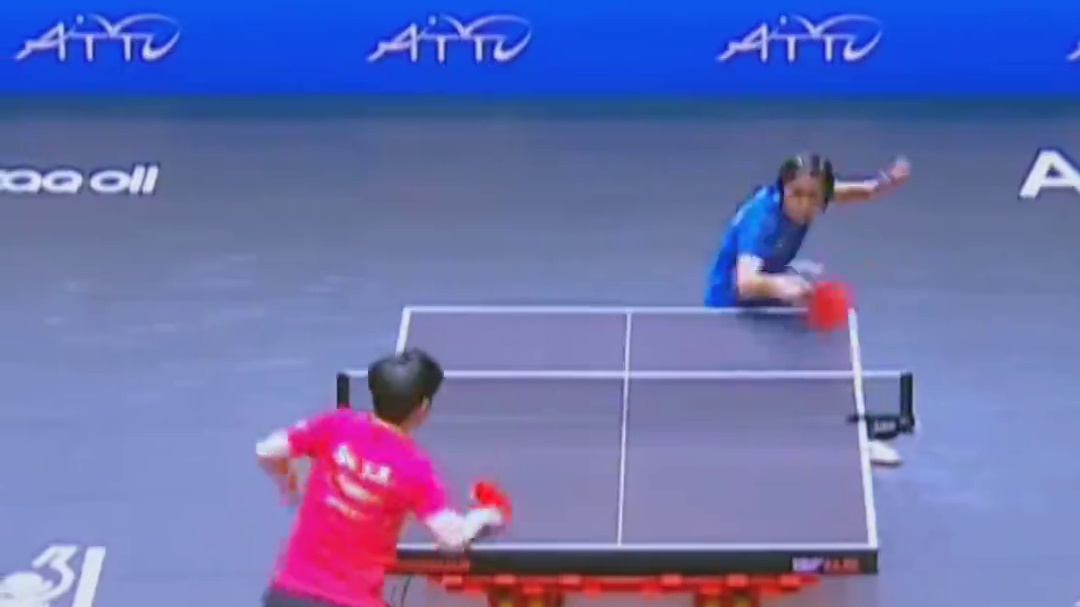 莎宝首盘失利时邱指及时开导，蒯曼也陪莎宝练球，莎宝赢下第四盘后终于笑了，恭喜中国队首战告捷。#孙颖莎