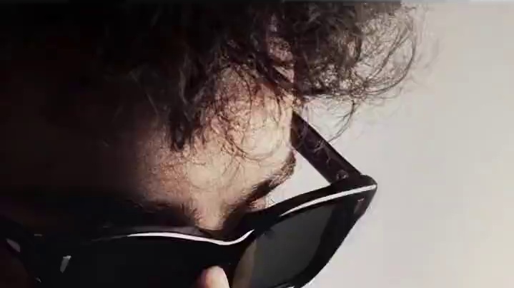 #提莫西查拉梅 主演的#鲍勃迪伦 传记片#电影无名小辈 发布正式预告，民谣歌声响起，一个明星的诞生。