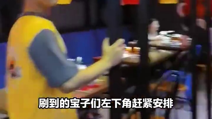 在三亚还得来这家赖胖子，就在荔枝路上。他们家可是三亚市地方菜人气榜上榜，不仅环境温馨，服务也很热情。