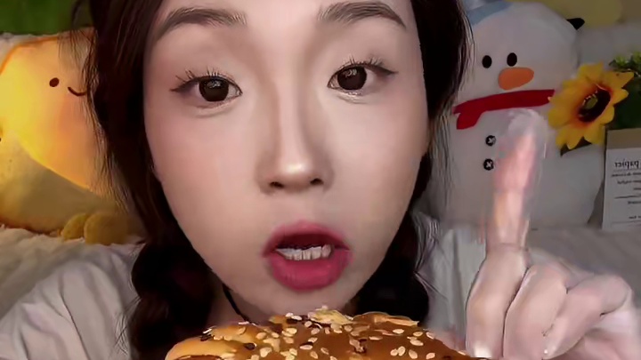 分分鲜面包！回忆中的红豆圈！吃起来就是回忆中的味道！#分分鲜面包 #甜品控 #面包