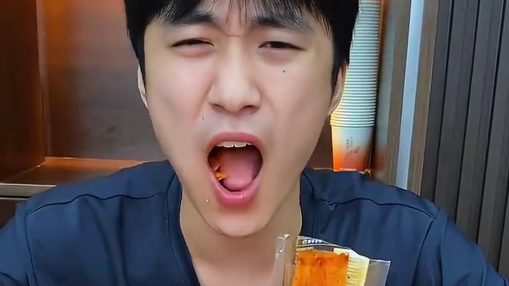 如果你很能吃辣！那一定要试试我们湖南这个爆辣豆卷，这个真的巨辣巨好吃#零食推荐 #无辣不欢 #好吃到