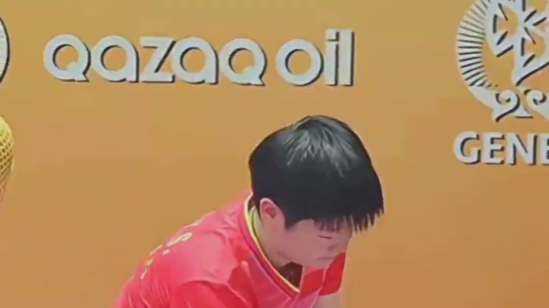 看到莎宝多次揉胳膊，最后眼都睁不开了真的心疼，赛后看她自责样子让人难受，邱指不断给她鼓掌。#孙颖莎