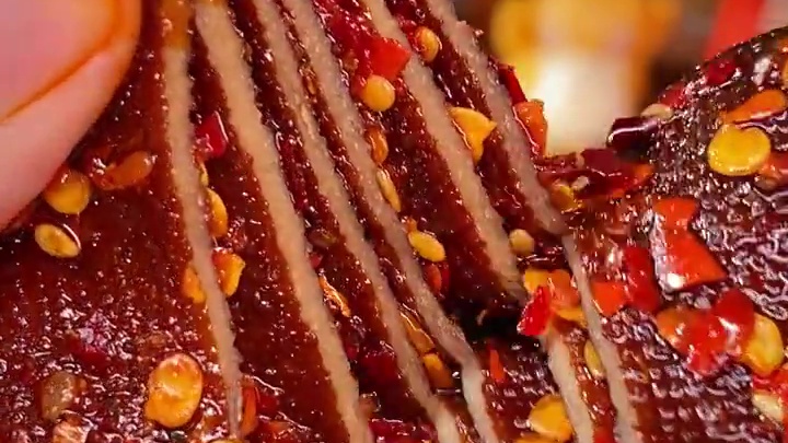 吃多了甜辣辣条就来试试这个黑金大千张，真的好吃,纯辣不带一点甜味#黑金辣条 #无辣不欢 #好吃到停不