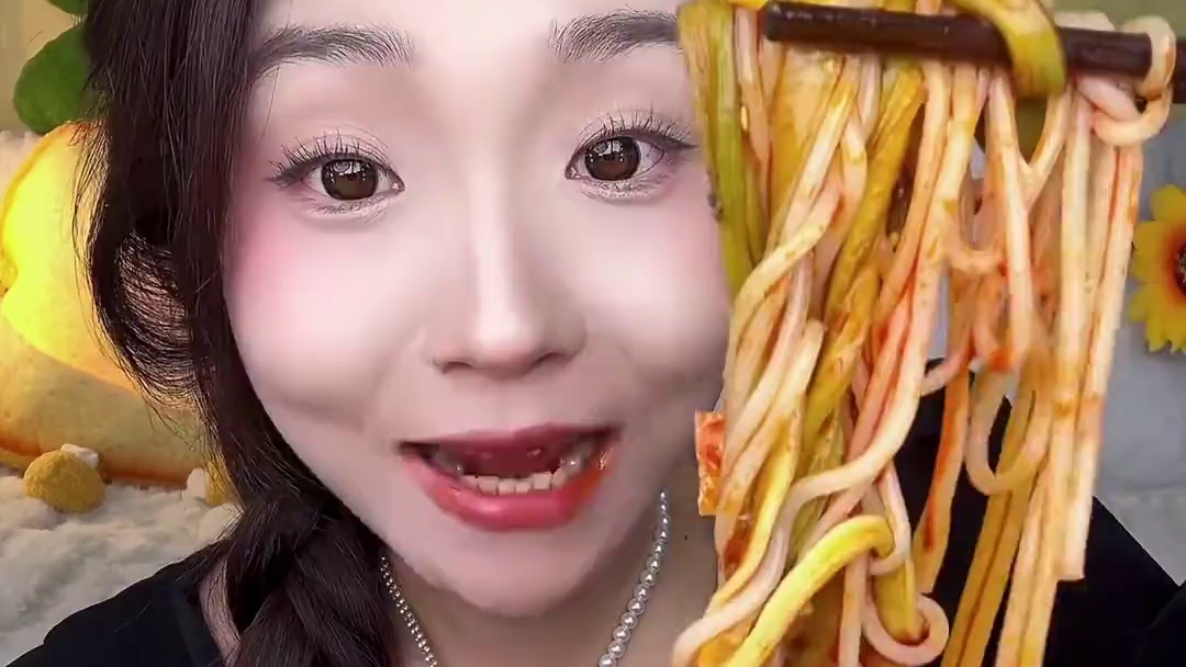 人类快乐螺蛳粉和宛禾出新组合啦！39.9到手是8件！砂锅土豆粉3➕粉多多螺蛳粉2➕土豆粉3 碗里是粉