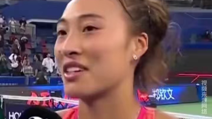2024武网女单第三轮，郑钦文晋级八强，赛后采访她把拿下比赛归功于球迷们的支持，当她知道自己Ace球
