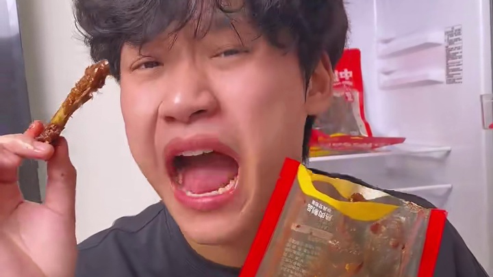 不能吃辣的千万不要轻易尝试这个爆辣味的鸭翅中，真的太辣太上头了#好吃到停不下来 #零食推荐 #追剧小