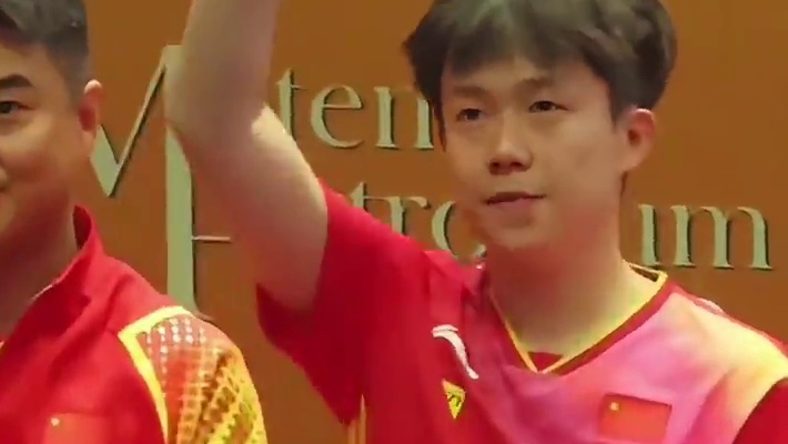 #少年与世界的对答 国乒男团夺冠后的感人细节，兄弟齐心，其利断金！真的太棒了！#王楚钦 #梁靖崑