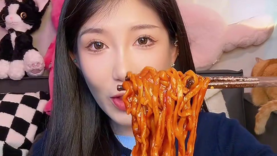 吃不够的甜辣宽面火鸡面 好吃鼠好吃鼠 #爱吃辣 #芯蒸呈火鸡面 #黏糊糊 #谁懂这一口的好吃程度 #