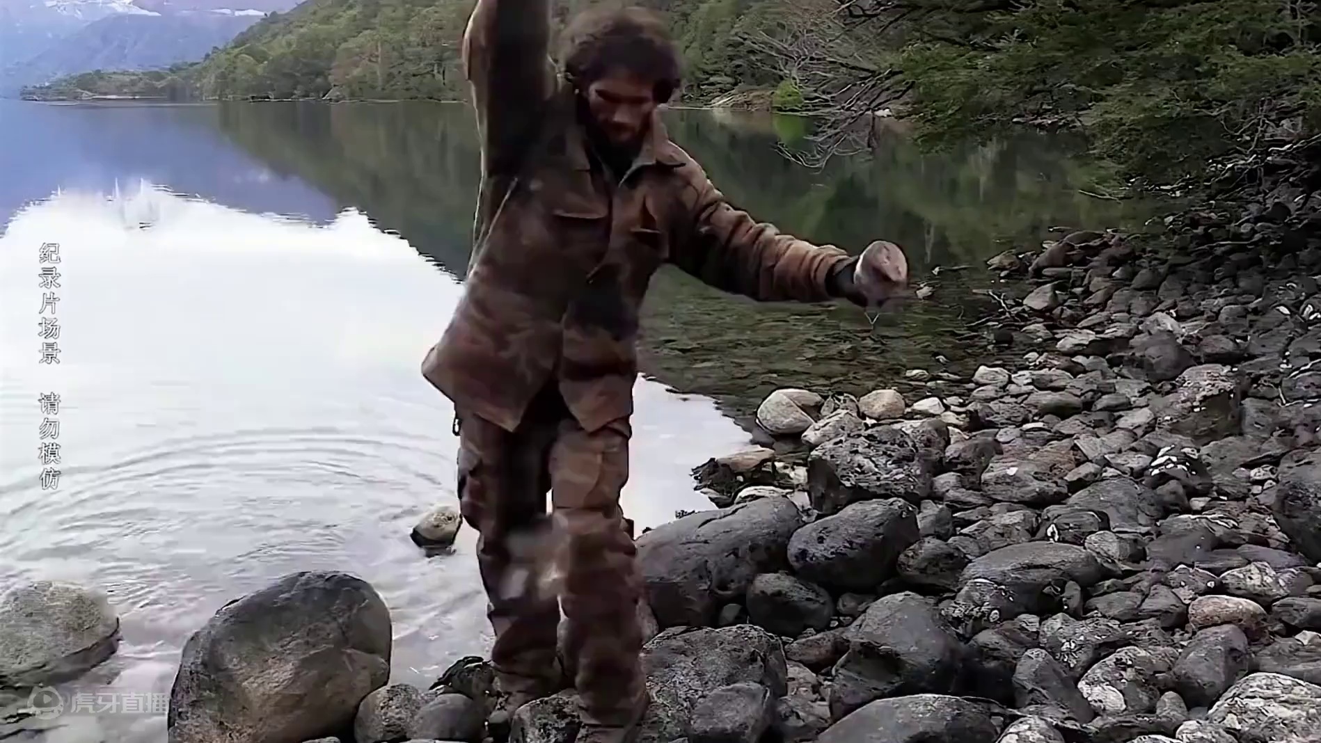 荒野独居 说出来你可能不信，当其他选手吃草喝水充饥时，竟有人嫌弃鱼肉难吃抓老鸟换口味啦#荒野求生 #