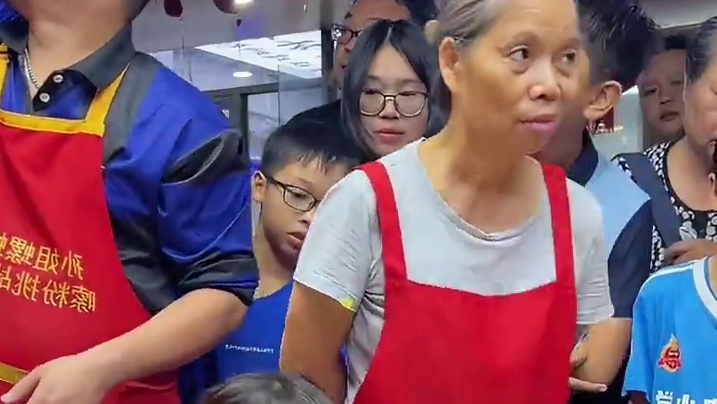 长沙美女挑战3两螺蛳粉~扎好头发准备拿阿姨的现金~#螺蛳粉