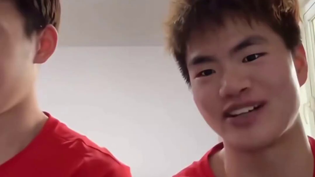 换手机后续来了没看错的话是同款吧用金色的大手机，拿金色的大金牌，眼睛亮亮笑容灿烂的真的好治愈#梁王组