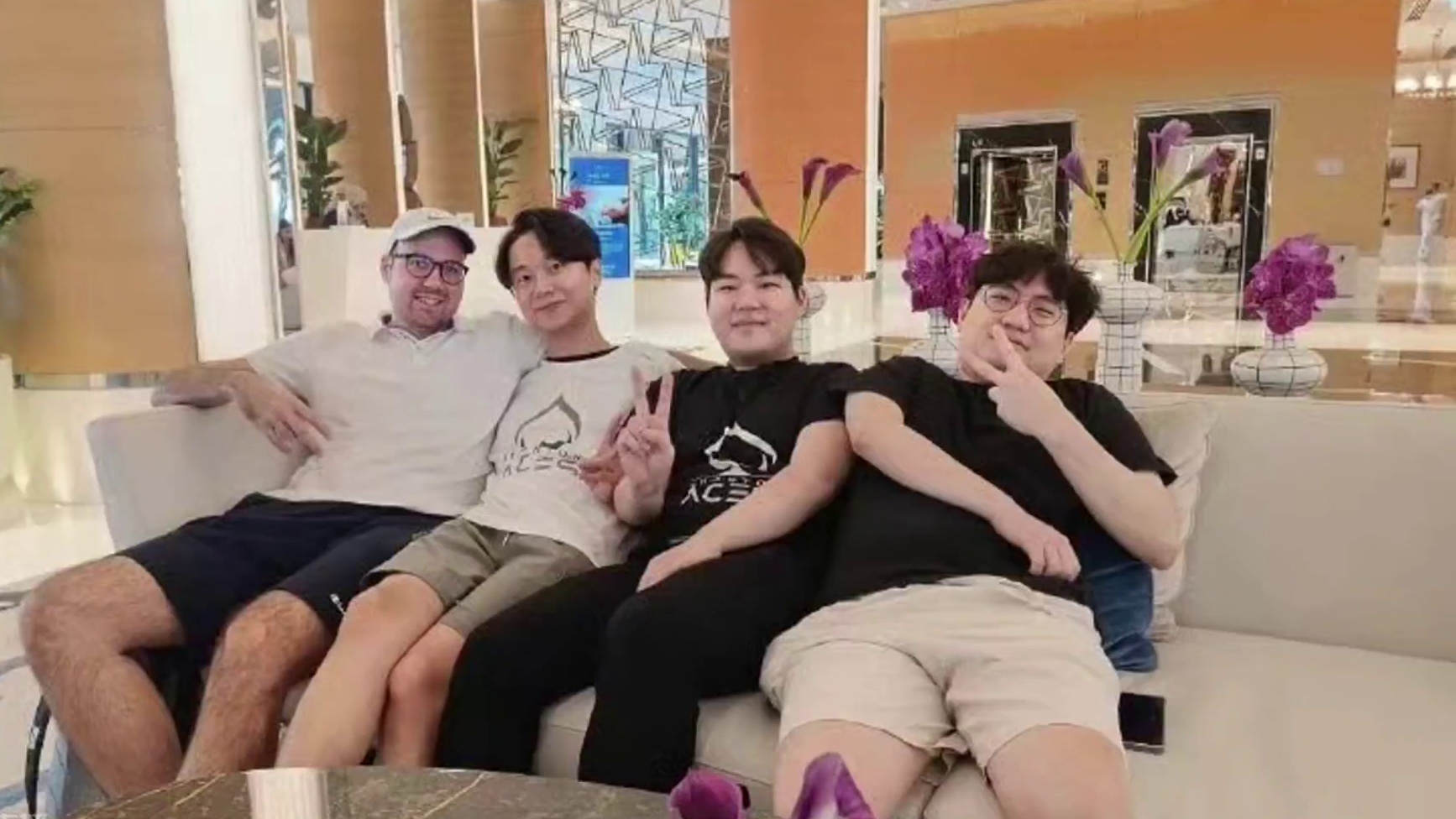 Happy：Eer0你赢了我还想跑？ 魔兽争霸3迪拜线下赛首日图集#bbc #magicyang #