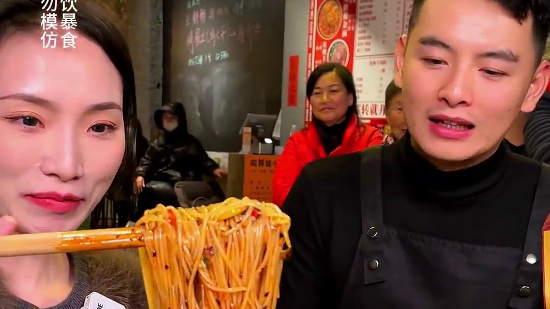 美女挑战变态辣火锅米线，吃得脸不红心不跳，围观大哥都替她捏把汗！#妈呀太香了 #这一碗好过瘾 #好吃