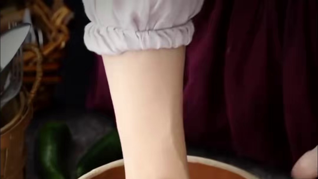 「牛肉汉堡」Beef Hamburger. 用黑色面包制作的美味汉堡
食材：
酱汁部分：
60克 橄