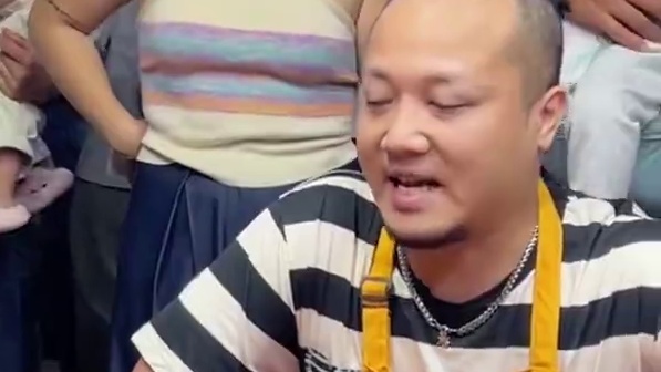 桂林美女吃完3两觉得不过还要再加1两~满载而归！ #螺蛳粉