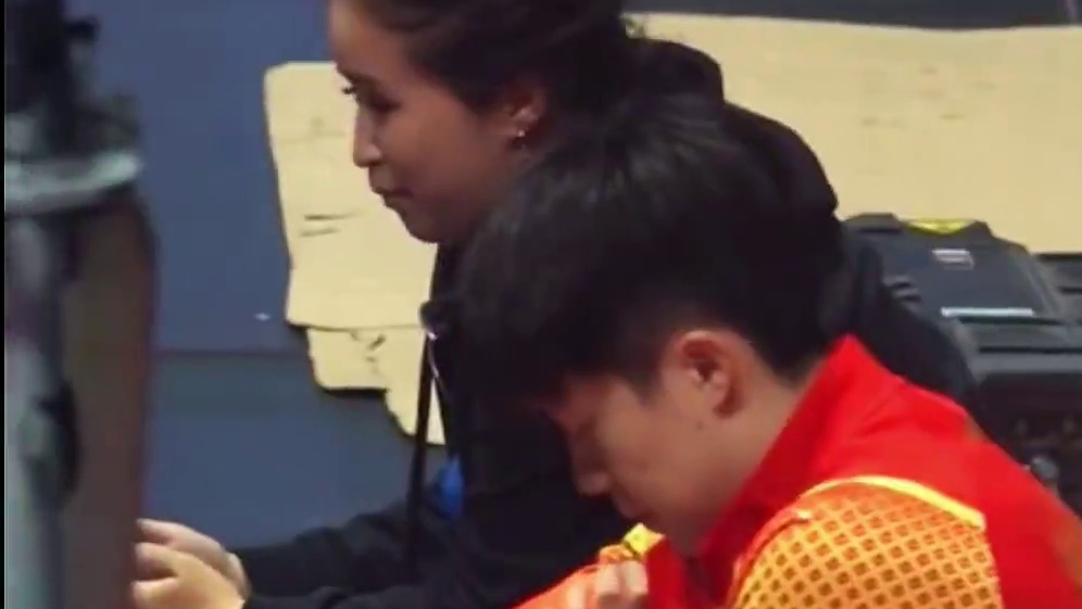 王楚钦赛后自责独自坐着，揉眼睛哽咽了，裁判的判罚太让人无语