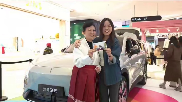 深蓝S05，浪漫光影的魔法使者#深蓝S05搭载DEEPAL百万像素智趣光影大灯  想怎么投就怎么投 