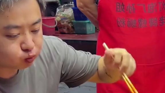 四川帅哥挑战10碗爆辣打破记录~阿姨血亏5000块~ #螺蛳粉