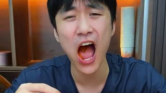 能吃辣的一定要尝尝这个咸咸辣辣的爆辣豆卷！#零食推荐 #无辣不欢 #辣条