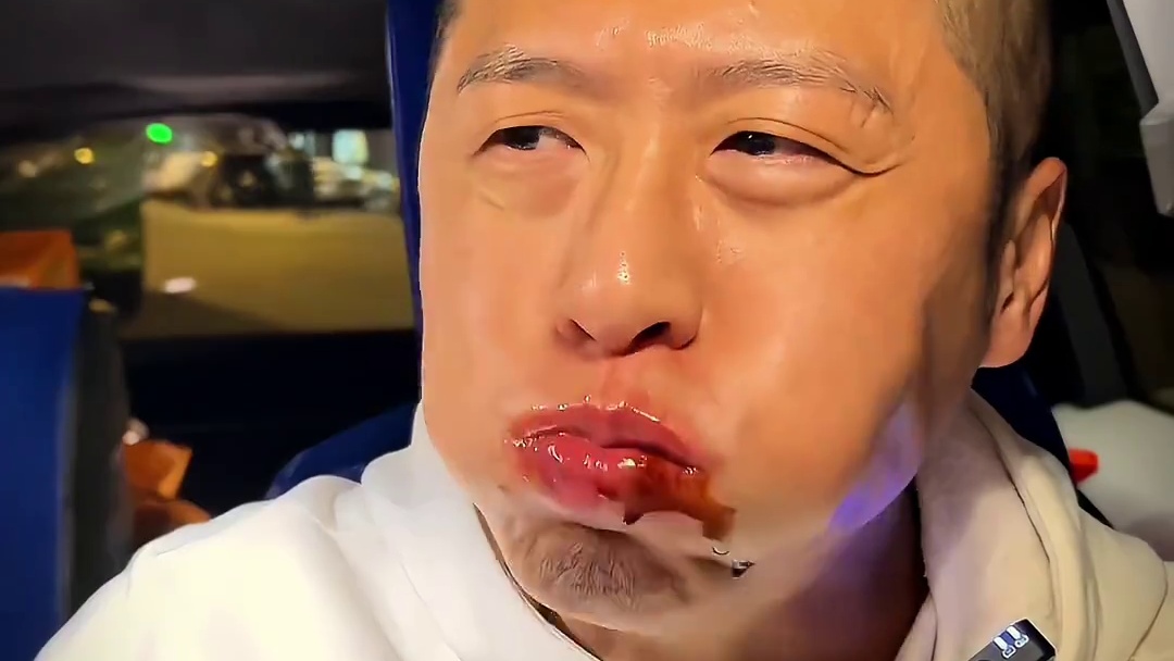 深夜北京烤鸭快乐水嘎嘎香 #北京烤鸭 #深夜放毒 #大口吃肉的感觉真好 #妈呀太香了