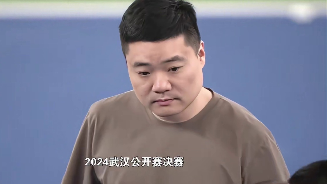 梦幻联动！丁俊晖现身武网为郑钦文开球，球迷：他没空该多好