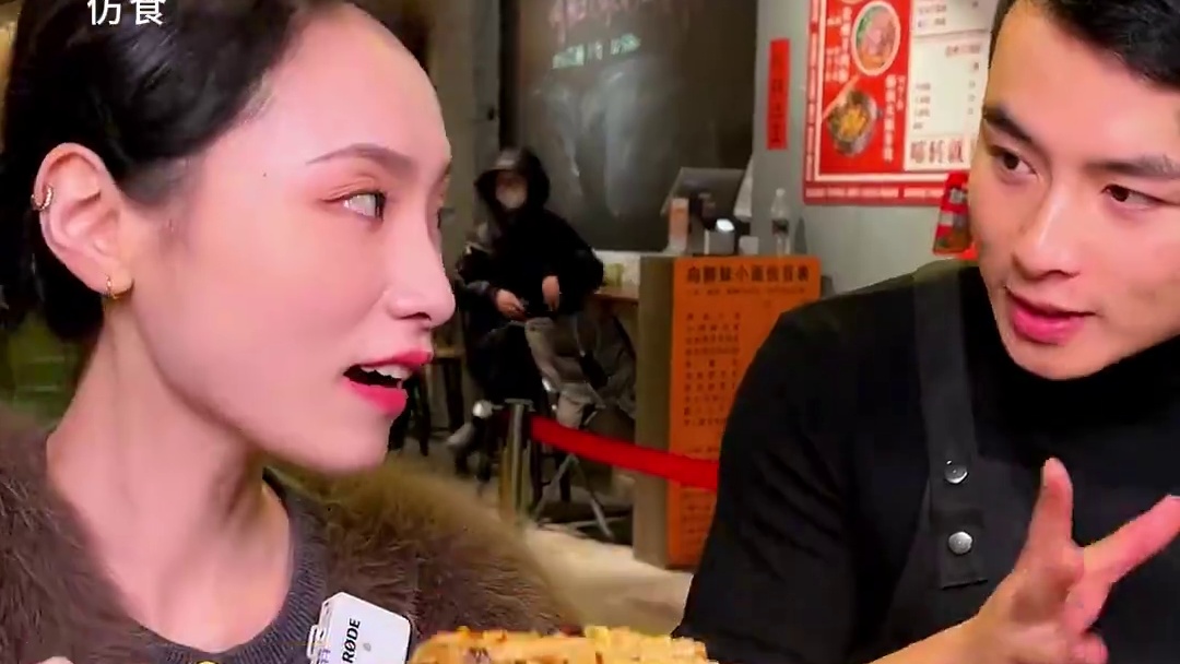 美女挑战变态辣火锅米线，吃得面不改色心不跳，围观大哥都替她捏把汗！#美食 #米线 #火锅米线 #挑战