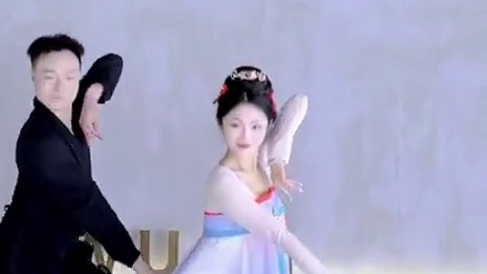 “云想衣裳花想容，春风拂槛露华浓” 