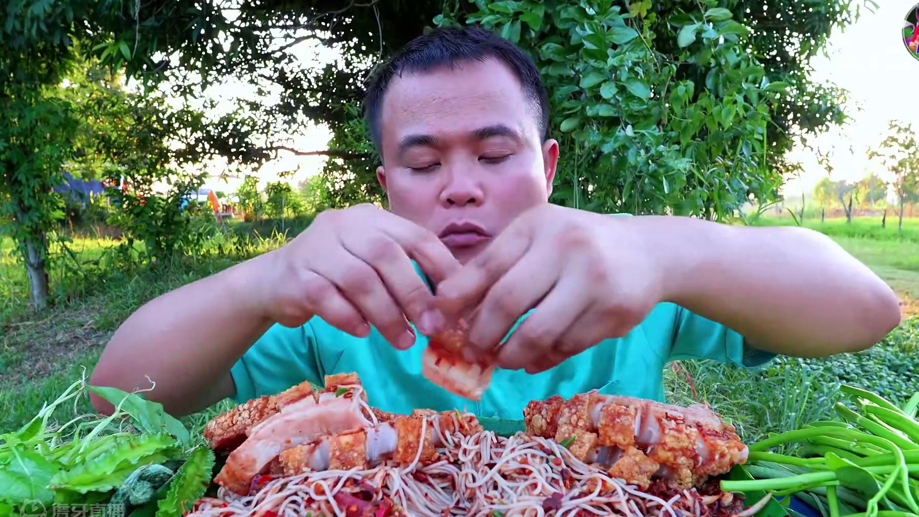 泰式脆皮五花肉鲜辣凉拌米粉四棱豆空心菜 #泰国美食 #泰国生活 #泰国主播吃美食视频 #户外美食 #