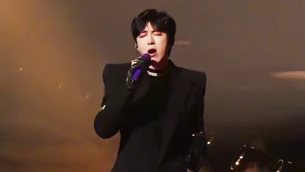 刘宇宁现场深情演唱《偷心》，尊嘟好好听！ #刘宇宁唱偷心稳得不要命