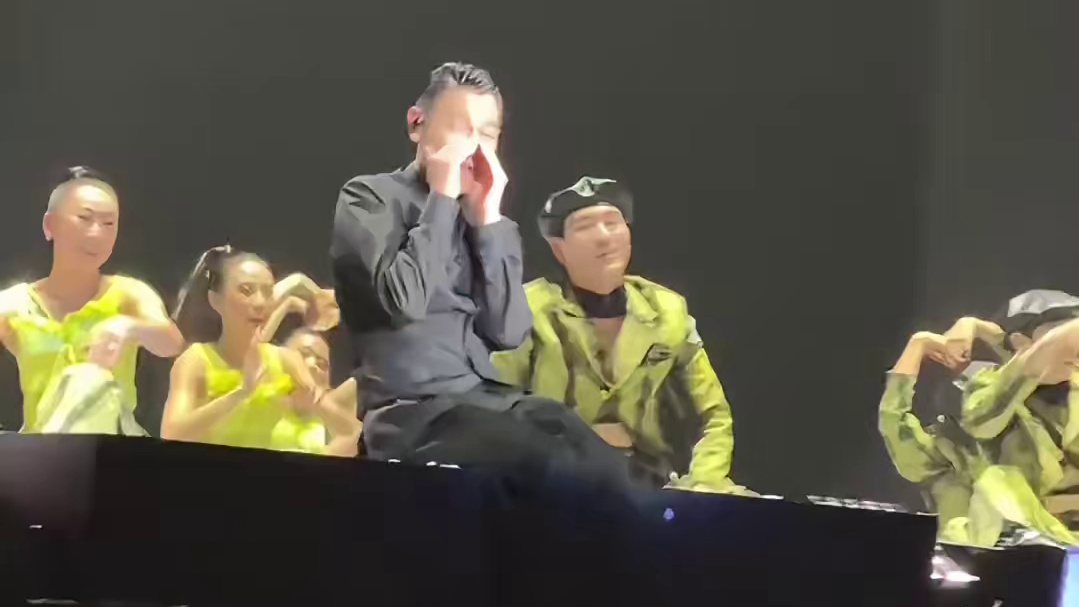 两个天王同时在新加坡开演唱会，本来是冲着周杰伦去的，却被被刘德华再次圈粉!64岁的他全程3个小时，连