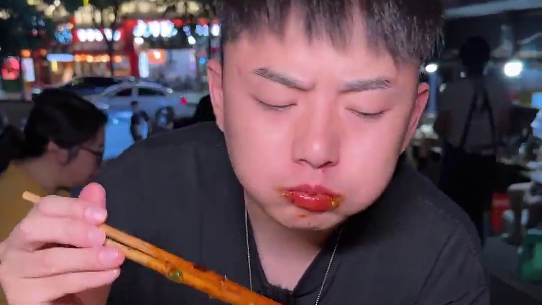 天气转凉后的深夜小摊有多珍贵！香浓碗杂拌上麻辣上头的佐料，来一口肉酱裹满的碳水宵夜也太幸福了。#人间