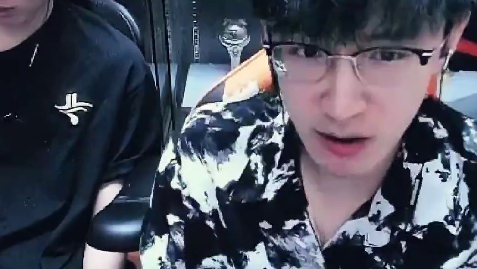 出大事了！蔡哥黑化了！ 