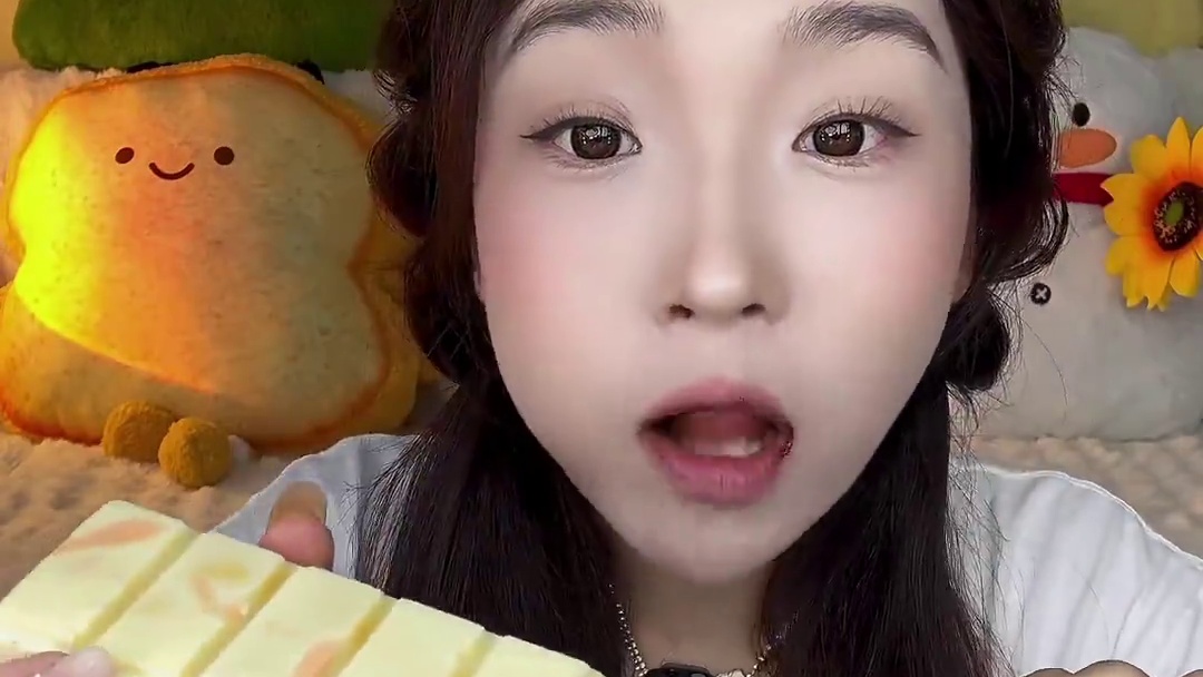 迪拜巧克力！好吃的！馅料还是很多的！吃起来脆脆的很有口感！而且都是0蔗糖的哈！
白巧柠檬231大卡一