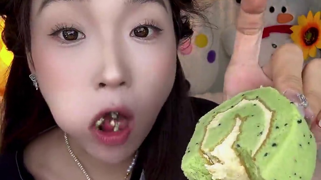 蛋糕胚不会干吧！真的很湿润！樱花草莓我本以为会很黑暗！没想到反转！伯爵红茶和原味没得挑！奇异果的很清