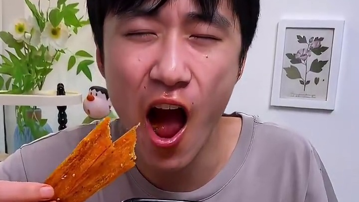 精选优质大豆，辣椒选用湖南特产爆辣辣椒，吃起来咸香香辣#好吃到停不下来 #零食推荐 #辣条